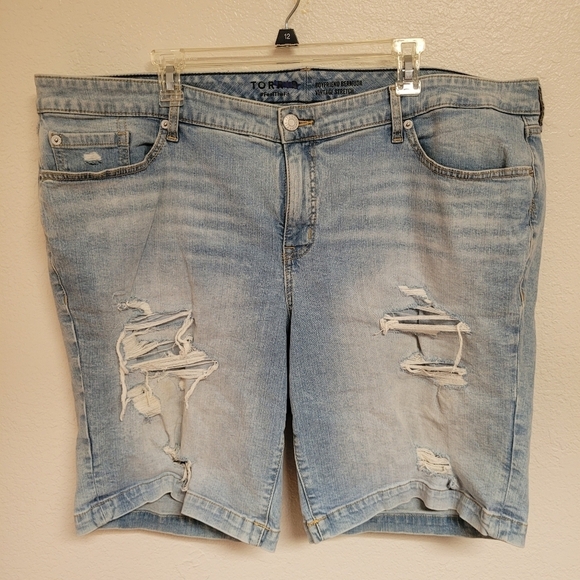 Torrid Boyfriend Bermuda Vintage Straight Light Wash Shorts - Picture 1 of 3